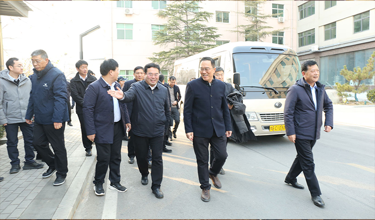 热烈欢迎新乡学院领导团深入香蕉福利在线观看公司调研，共绘校企合作蓝图